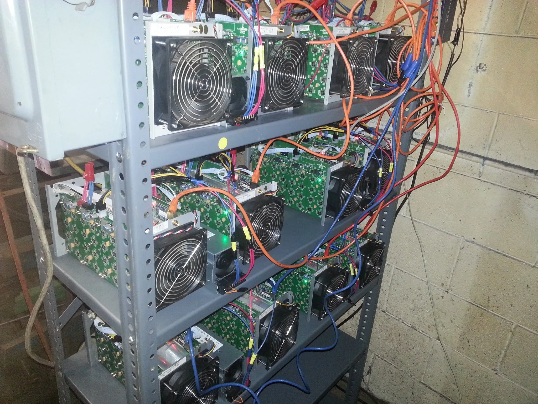 Penambangan Bitcoin di Indonesia: Masa Depan Yang Cerah 1 bitcoin mining farm in indonesia bitmain s9