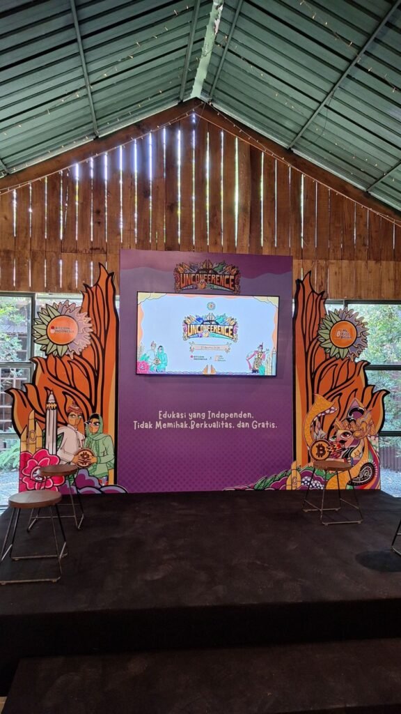 Bitcoin Pertama Aku 18 Main stage of the MFB Unconference 2026 in Surabaya with the motto Edukasi yang Independen, Tidak Memihak, Berkualitas, dan Gratis